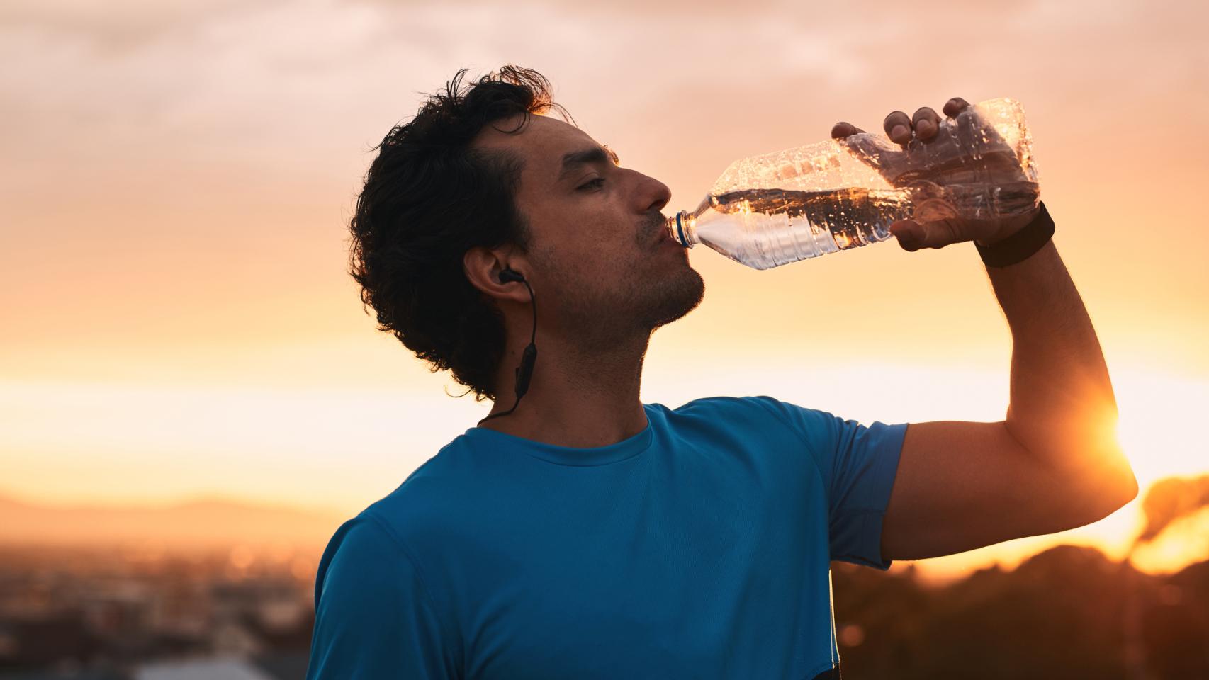 Imagen de archivo de un hombre bebiendo agua.