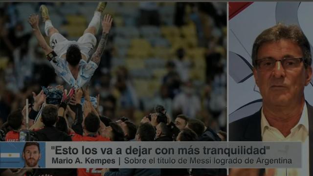 Una imagen de Leo Messi siendo manteado y Mario Alberto Kempes, en ESPN México