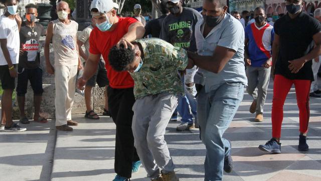Policías de paisano detienen a una persona durante las manifestaciones del domingo en Cuba.