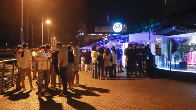Varios jóvenes en uno de los locales de ocio nocturno del Puerto de Sanxenxo.