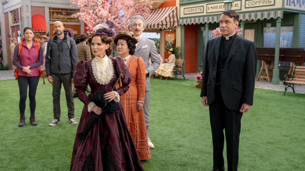 Kristin Chenoweth y Fred Armisen son marido y mujer en 'Schmigadoon!'.