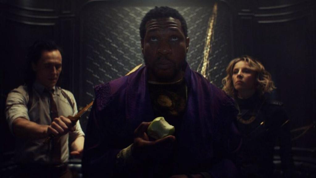 Loki y Sylvie junto al villano de la temporada.
