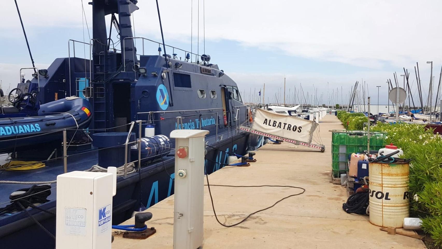 Amarre de la patrullera Albatros en la Marina de Valencia, rodeada de veleros recreativos. EE