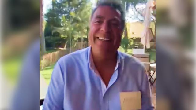 La familia de Enrique Ortiz le recibe entre aclamaciones y una cartela de absuelto tras su multa por el PGOU de Alicante.
