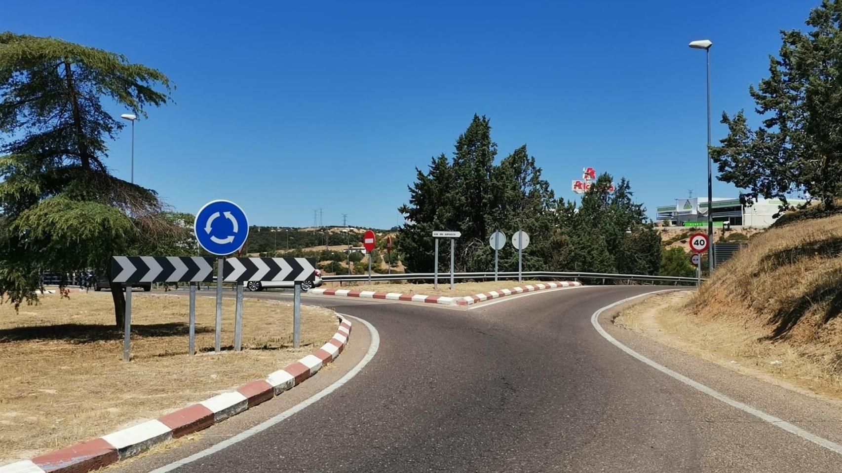 Uno de los accesos al parque comercial Abadía en Toledo