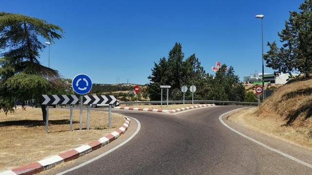 Uno de los accesos al parque comercial Abadía en Toledo