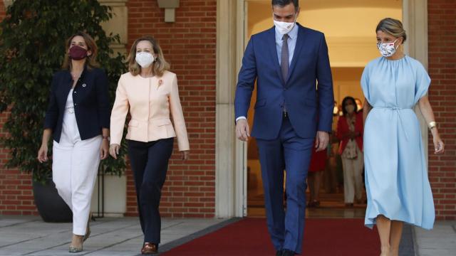 El presidente del Gobierno, Pedro Sánchez, junto a la vicepresidenta tercera Teresa Ribera, la vicepresidenta primera Nadia Calviño y la vicepresidenta segunda Yolanda Díaz.