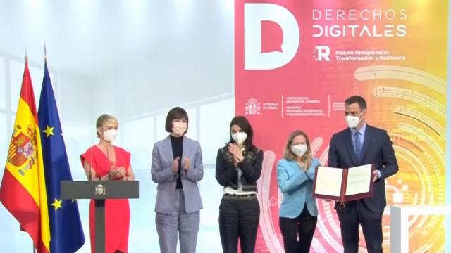 El presidente del Gobierno, Pedro Sánchez, tras ratificar la Carta de Derechos Digitales, junto a las ministras de Economía, Ciencia y Justicia y Carme Artigas, secretaria de Estado de Digitalización e IA.
