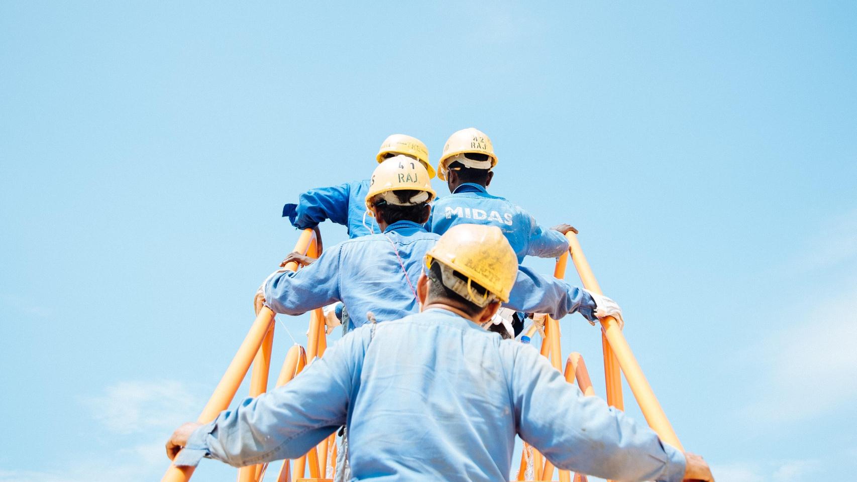 Un grupo de trabajadores y supervisores con casco.