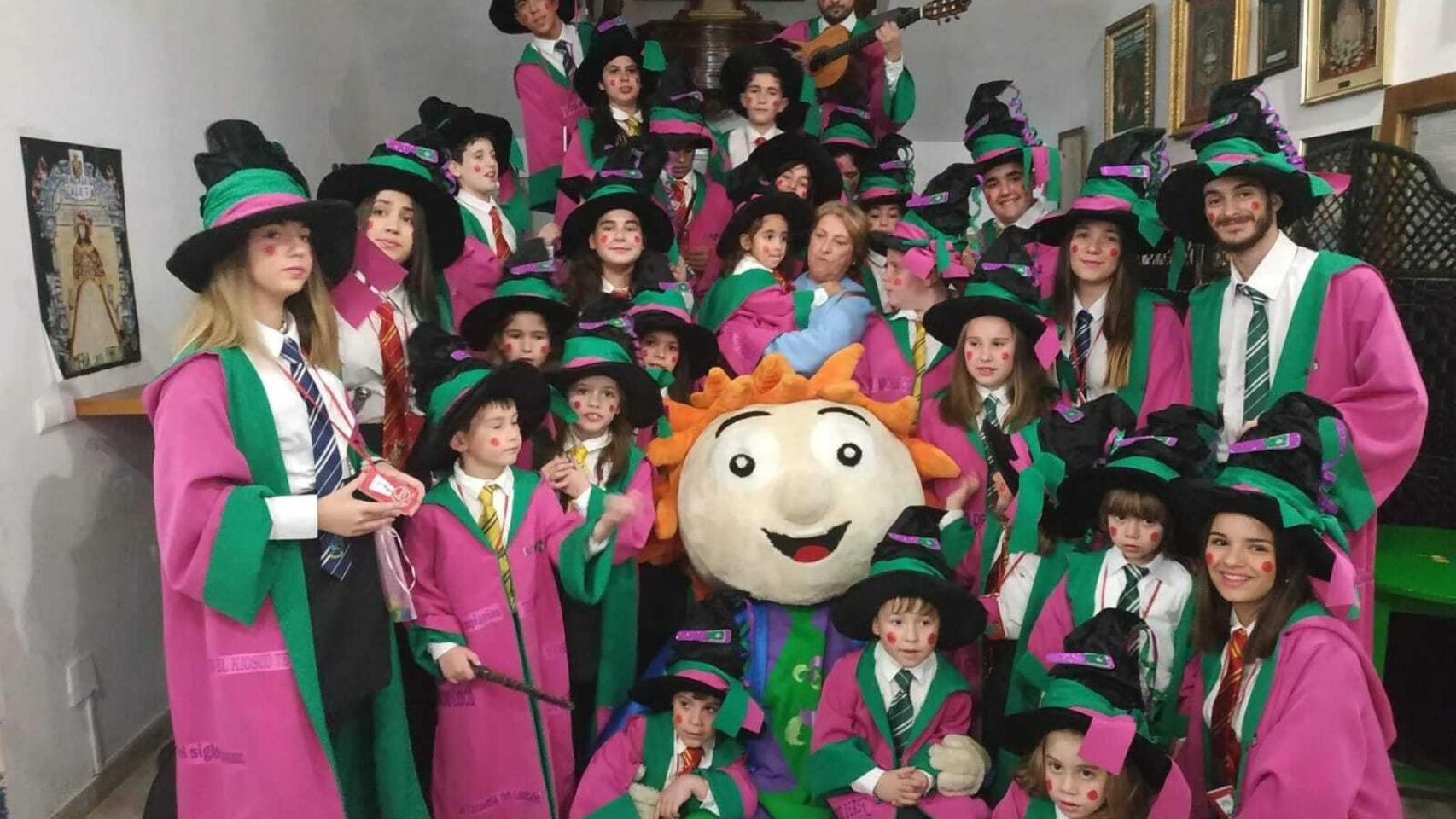 La murga infantil de Paqui Prieto antes de salir al escenario en 2020.