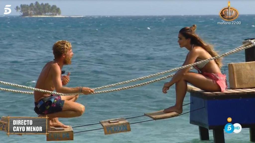 Tom llorando ante Lara Álvarez en su puente.