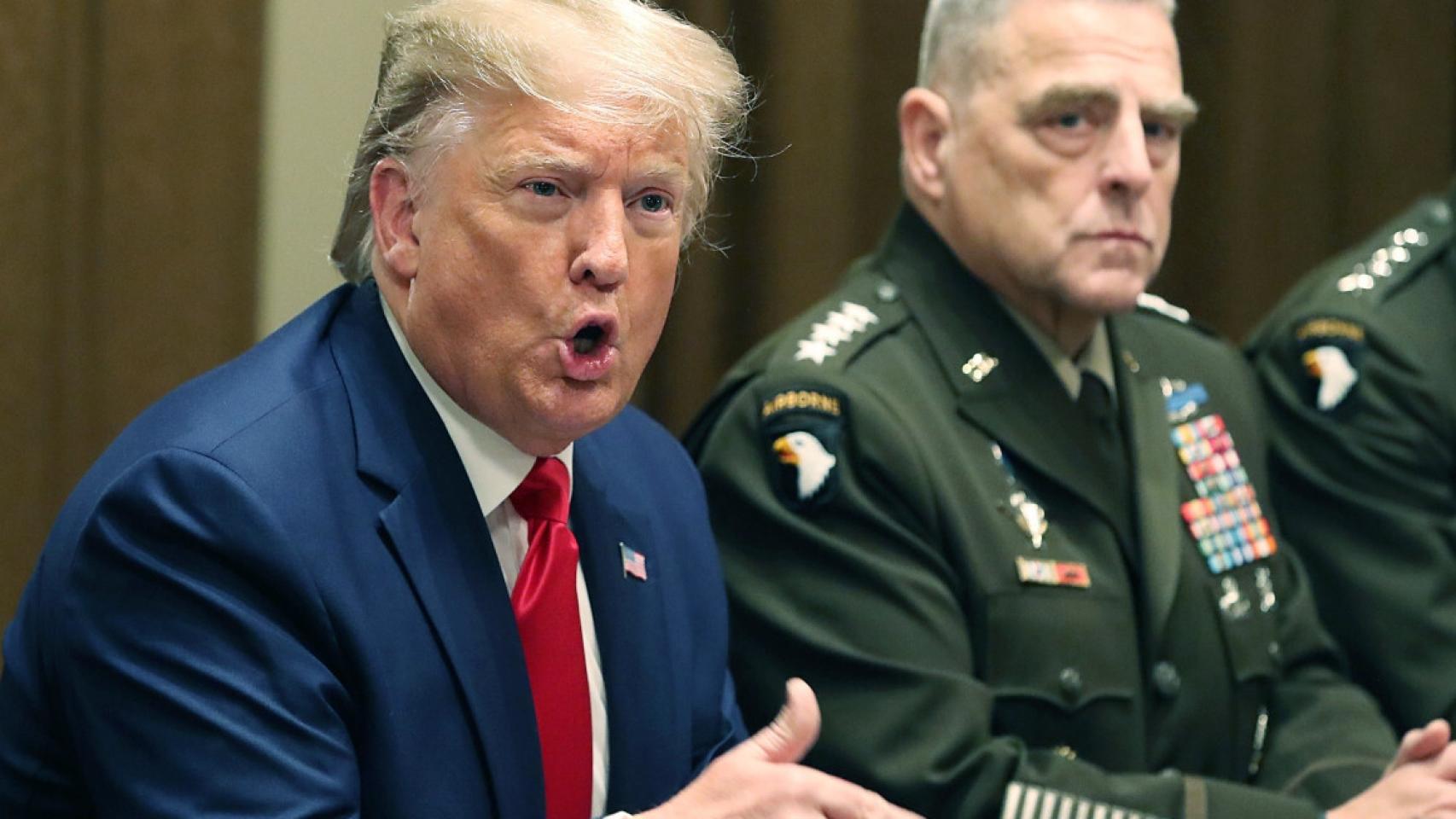 El ex presidente de Estados Unidos Donald Trump y el jefe del Estado Mayor Conjunto, Mark A. Milley.