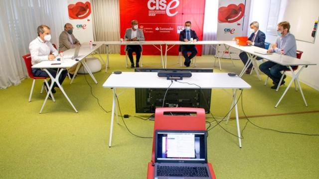 En el centro, el consejero Javier López Marcano (izquierda), junto a Manuel Redondo, durante la presentación. FOTO Gobierno Cantabria / Nacho Romero