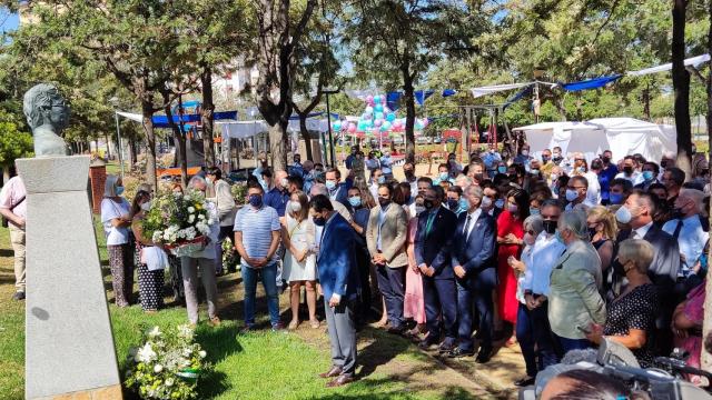Momento en que Moreno Bonilla deposita un ramo de flores en homenaje a Martín Carpena.