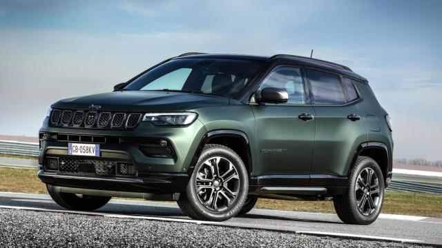 El Jeep Compass 4xe es un SUV de tamaño compacto y propulsión híbrida enchufable.
