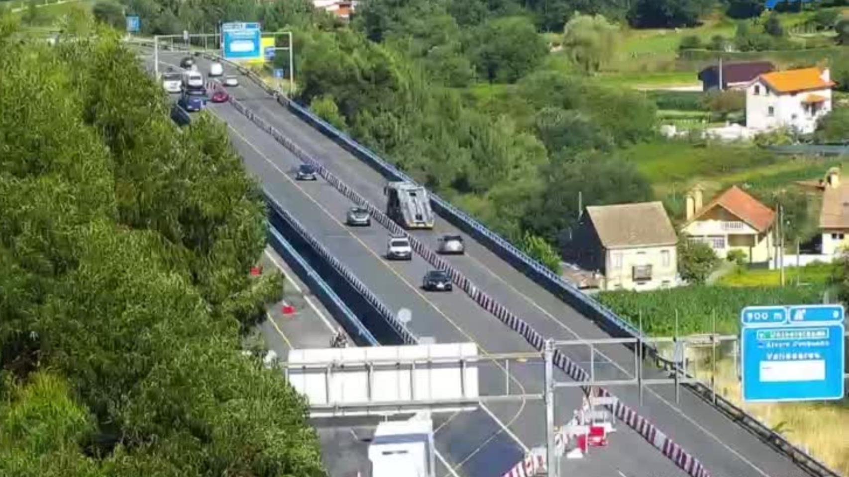 Cámara de tráfico sobre el viaducto de la VG-20 en Vigo.