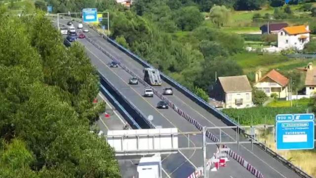 Cámara de tráfico sobre el viaducto de la VG-20 en Vigo.