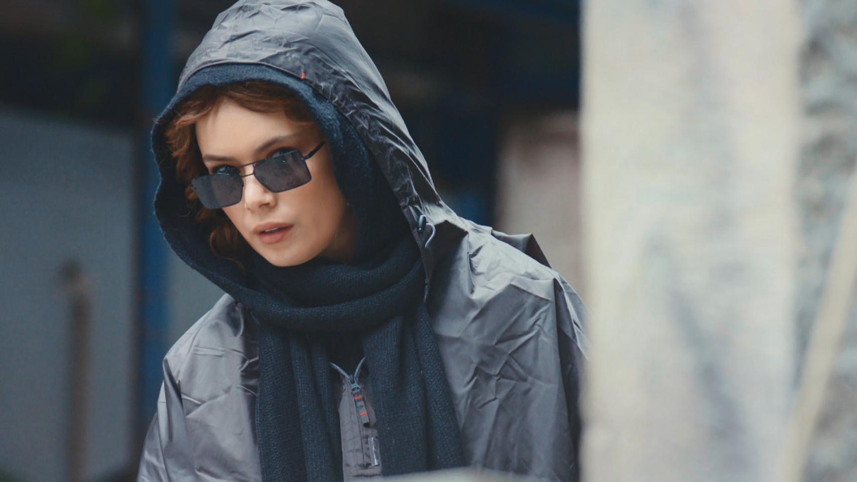 Avance en fotos de 'Mujer': Sirin visita de incógnito el barrio