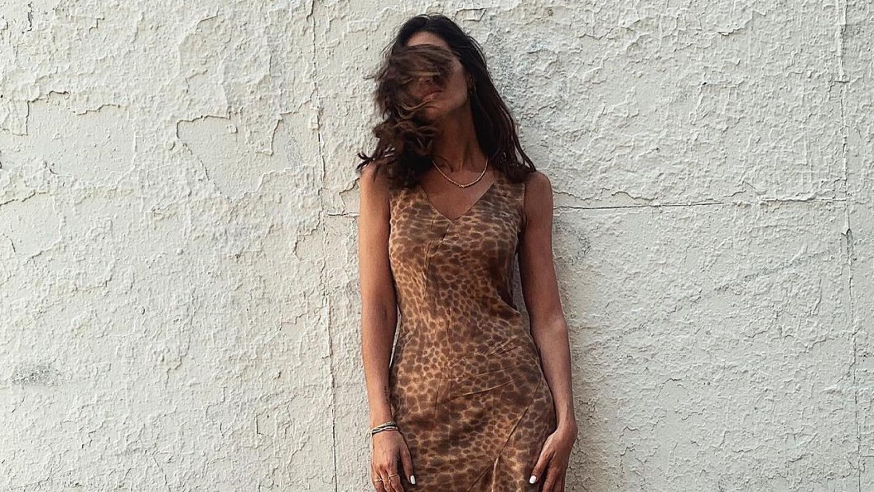Sara Carbonero, con vestido de 'print animal'.