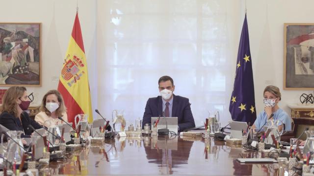 El presidente del Gobierno, Pedro Sánchez, rodeado por las vicepresidentas Nadia Calviño y Yolanda Díaz.