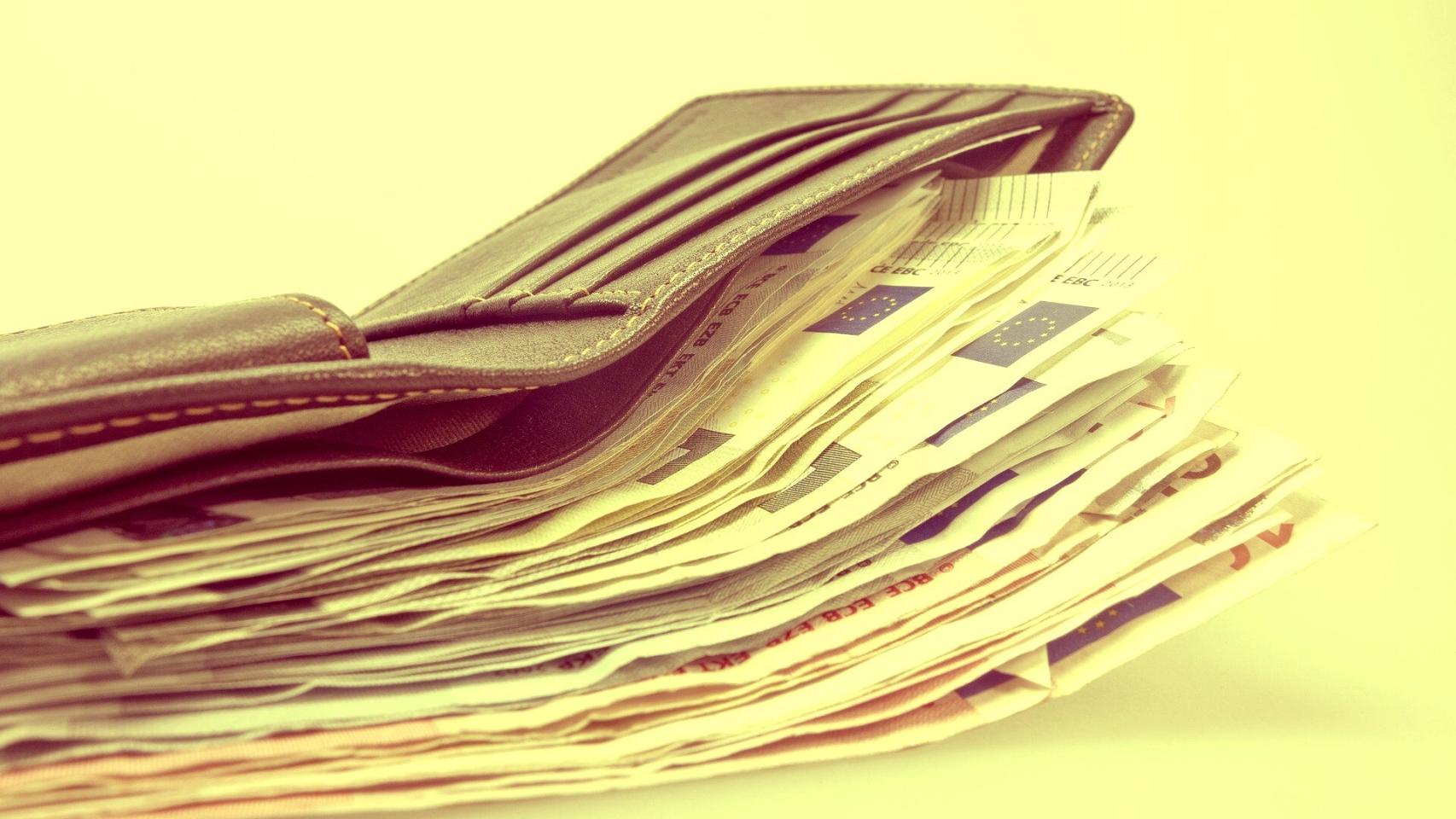 Una cartera con billetes de euro de diferentes denominaciones.