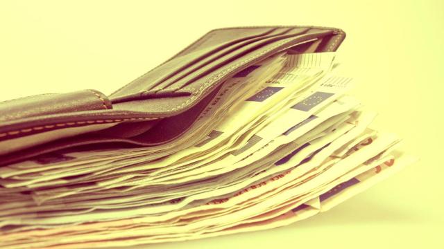 Una cartera con billetes de euro de diferentes denominaciones.