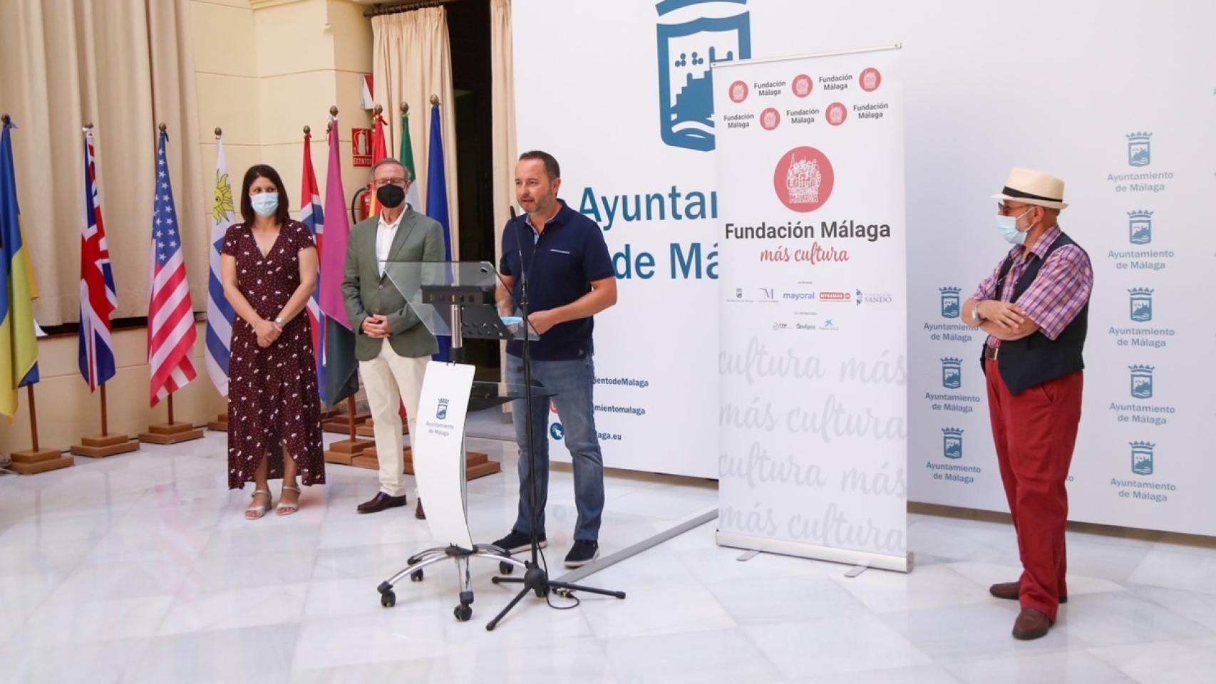 El ganador del certamen de teatro tras el fallo.