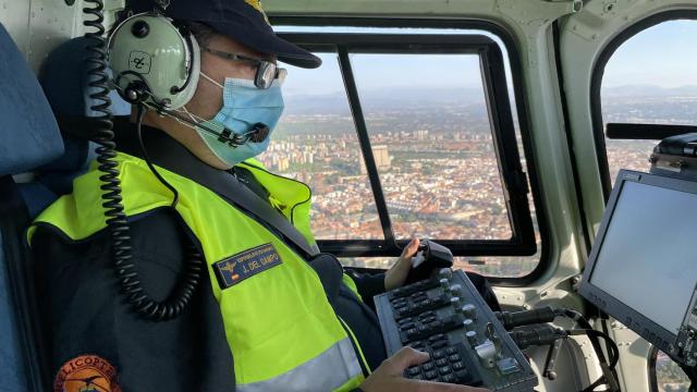 Jorge del Campo,  uno de los videógrafos de la DGT, manejando el Pegasus en el vuelo.