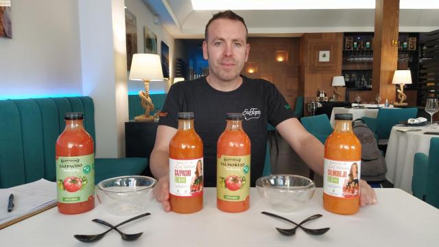 Jose Calleja, cocinero del restaurante andaluz Surtopía, antes de probar los productos de Carlos Ríos y de Belén Esteban.