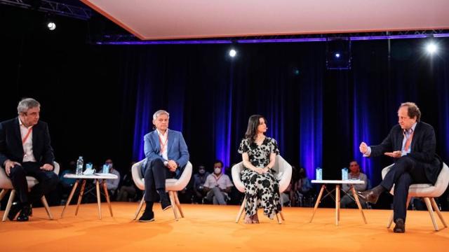 Inés Arrimadas, entre Dacian Ciolos, presidente de los liberales europeos; y Alexander-Graf Lambsdorff, líder liberal alemán.