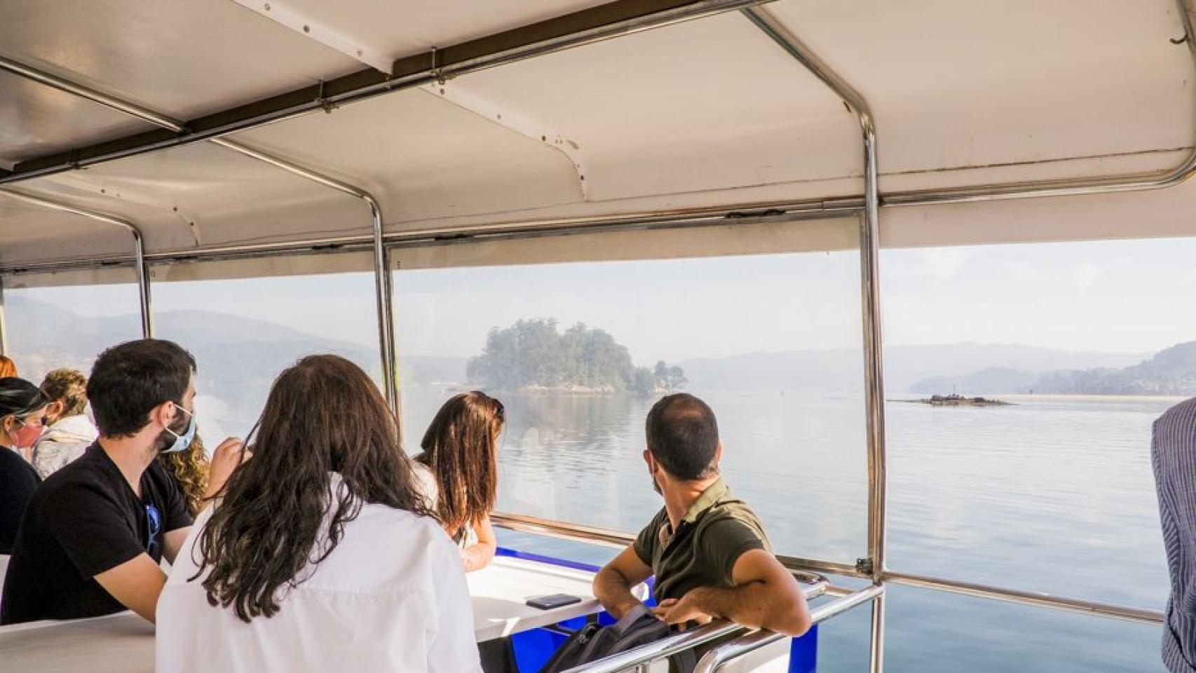 Paseo en catamarán por la ensenada de San Simón