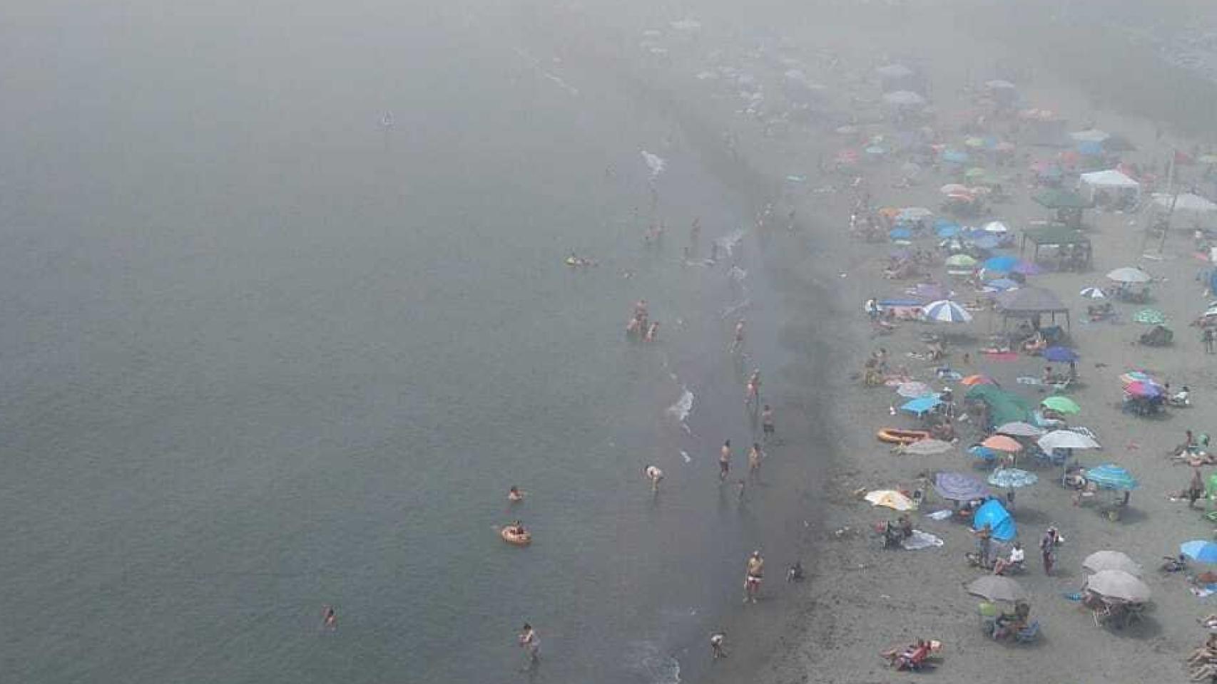 Una de las playas de Málaga afectada por el taró.