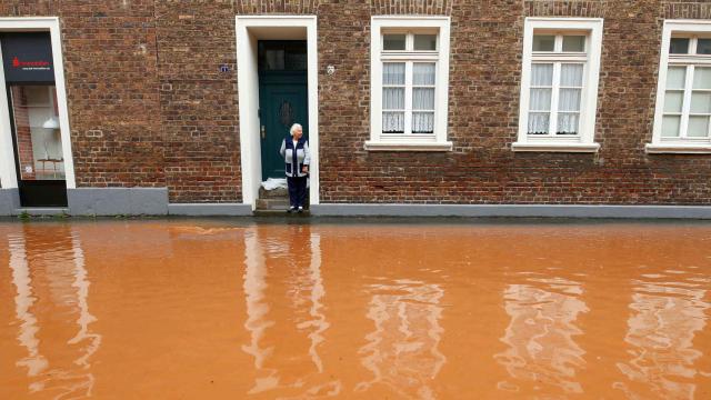 Una anciana espera a ser rescata en Alemania.