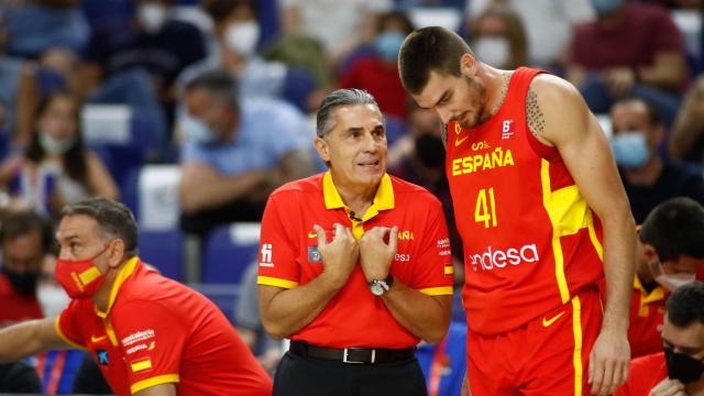 Sergio Scariolo y Juancho Hernangomez, en un partido amistoso previo a los Juegos Olímpicos