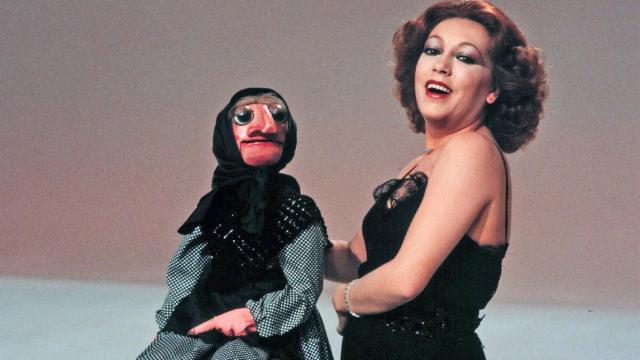 Mari Carmen y sus muñecos, con doña Rogelia.