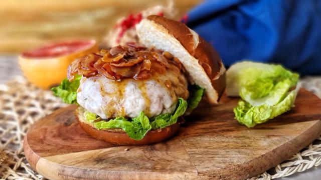 Hamburguesa de pavo con salsa de albaricoque y bacon