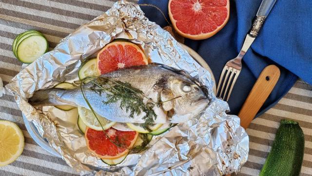 Dorada en papillote, una receta de horno fácil, ligera y rápida