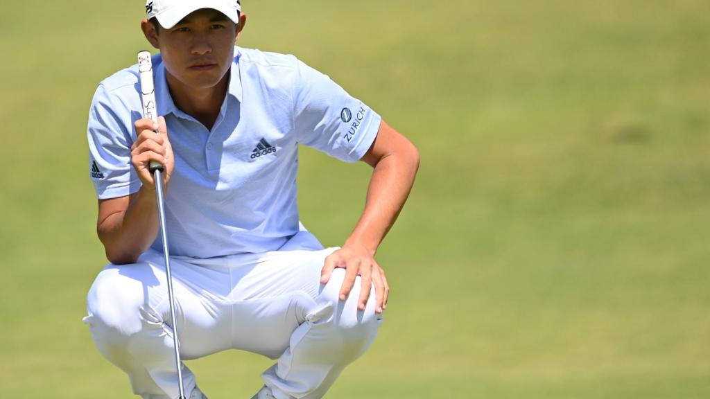 Collin Morikawa visualiza una jugada