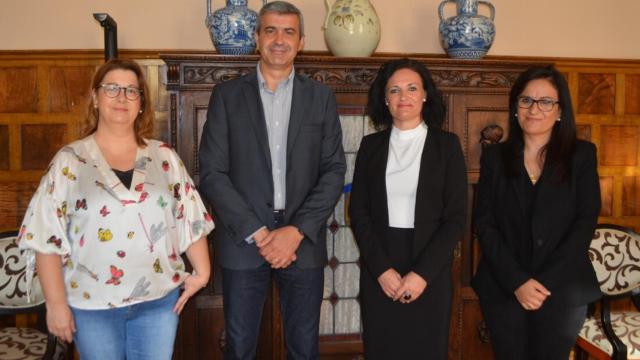 Dolores González /segunda por la derecha), en una imagen de archivo juntos a otros representantes políticos