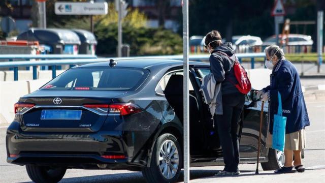 Una VTC recogiendo viajeros.