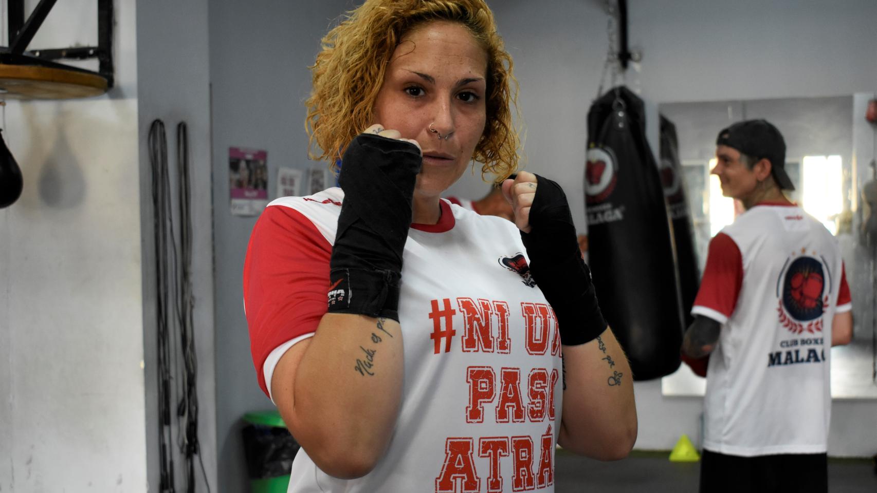 Adela Bravo, miembro del club de boxeo, posa en el gimnasio.