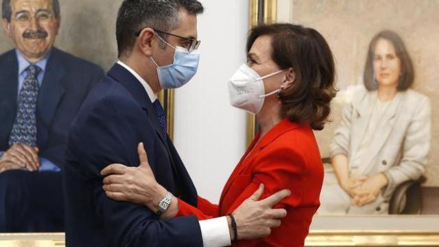 Felix Bolaños, el nuevo Ministro de la Presidencia, Relaciones con las Cortes y Memoria Democrática, con su antecesora en el cargo, Carmen Calvo.