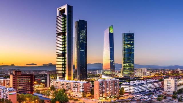 Cuatro Torres Business Area de Madrid al atardecer.