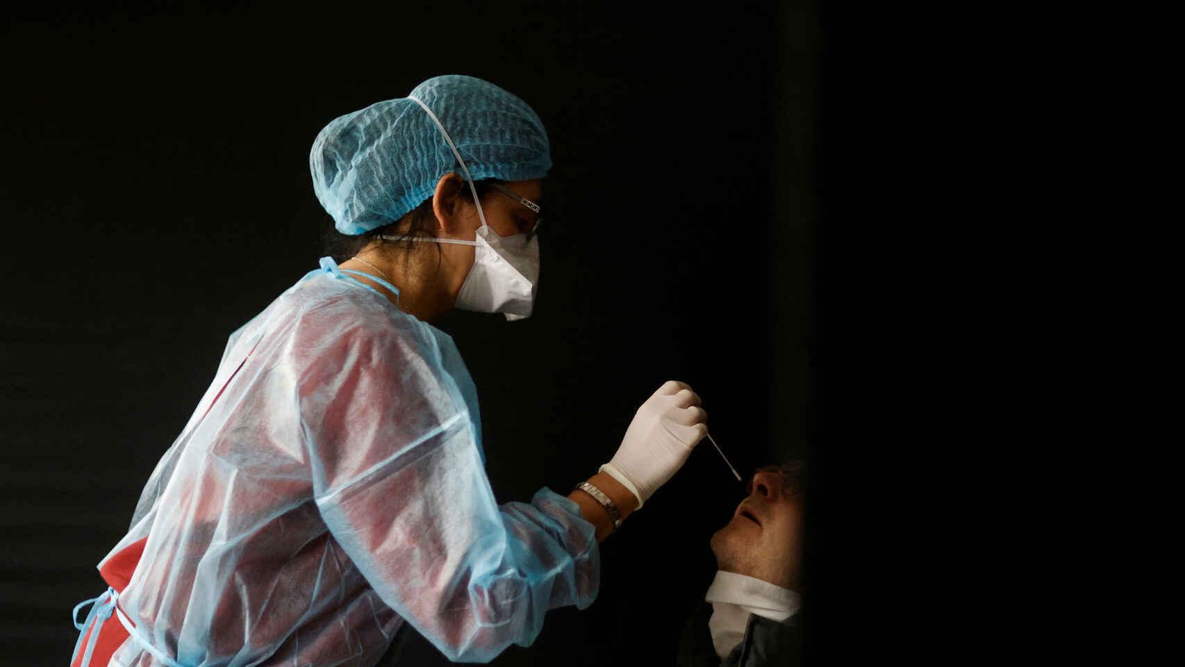 Una sanitaria realizando un test de la Covid-19.