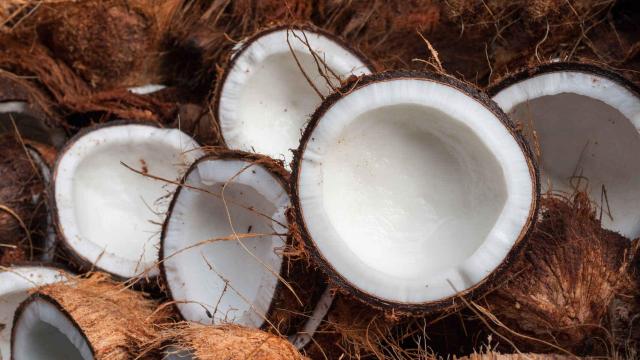 Varios cocos partidos por la mitad.