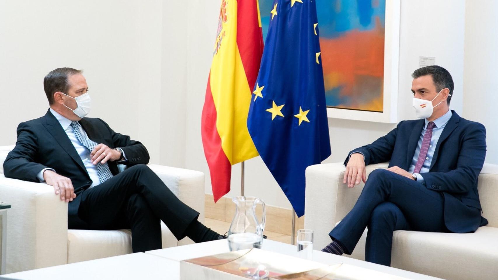Chuck Robbins, CEO de Cisco, junto al presidente del Gobierno, Pedro Sánchez, en su encuentro en Moncloa.