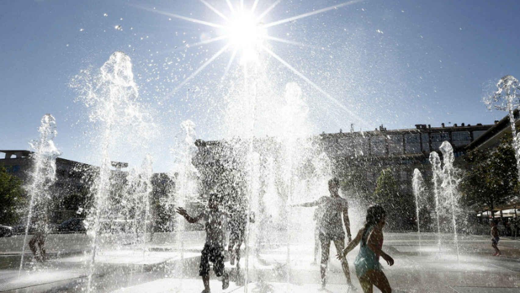 Un grupo de niños alivia el calor.