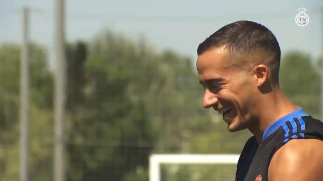Lucas Vázquez se luce en el entrenamiento con los lanzamientos de falta