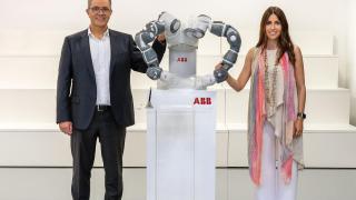 Sami Atiya, presidente de la unidad de Robotics & Discrete Automation de ABB, y Veronica Pascual Boé, CEO de ASTI