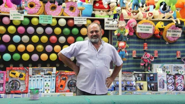 Antonio Cortés en su caseta de tiros en una feria pasada.
